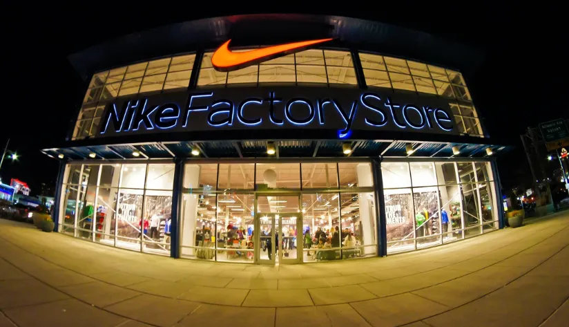 Vista exterior nocturna de la Nike Factory Store