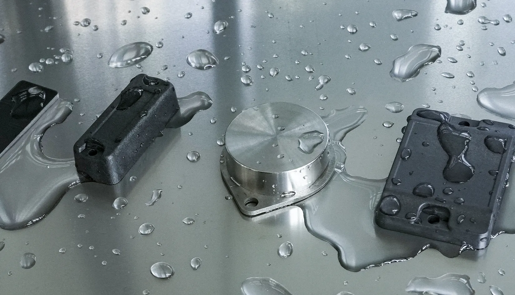 Waterproof RFID Tags How to Choose the Right Tag for Wet Environments Durable waterproof RFID asset tags resting on a wet metallic surface covered with water droplets for industrial wet‑environment tracking.